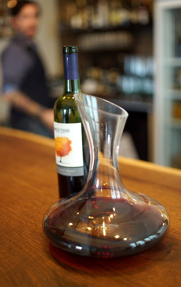 ¿Que es la decantación de un vino? Hablemos de Vinos